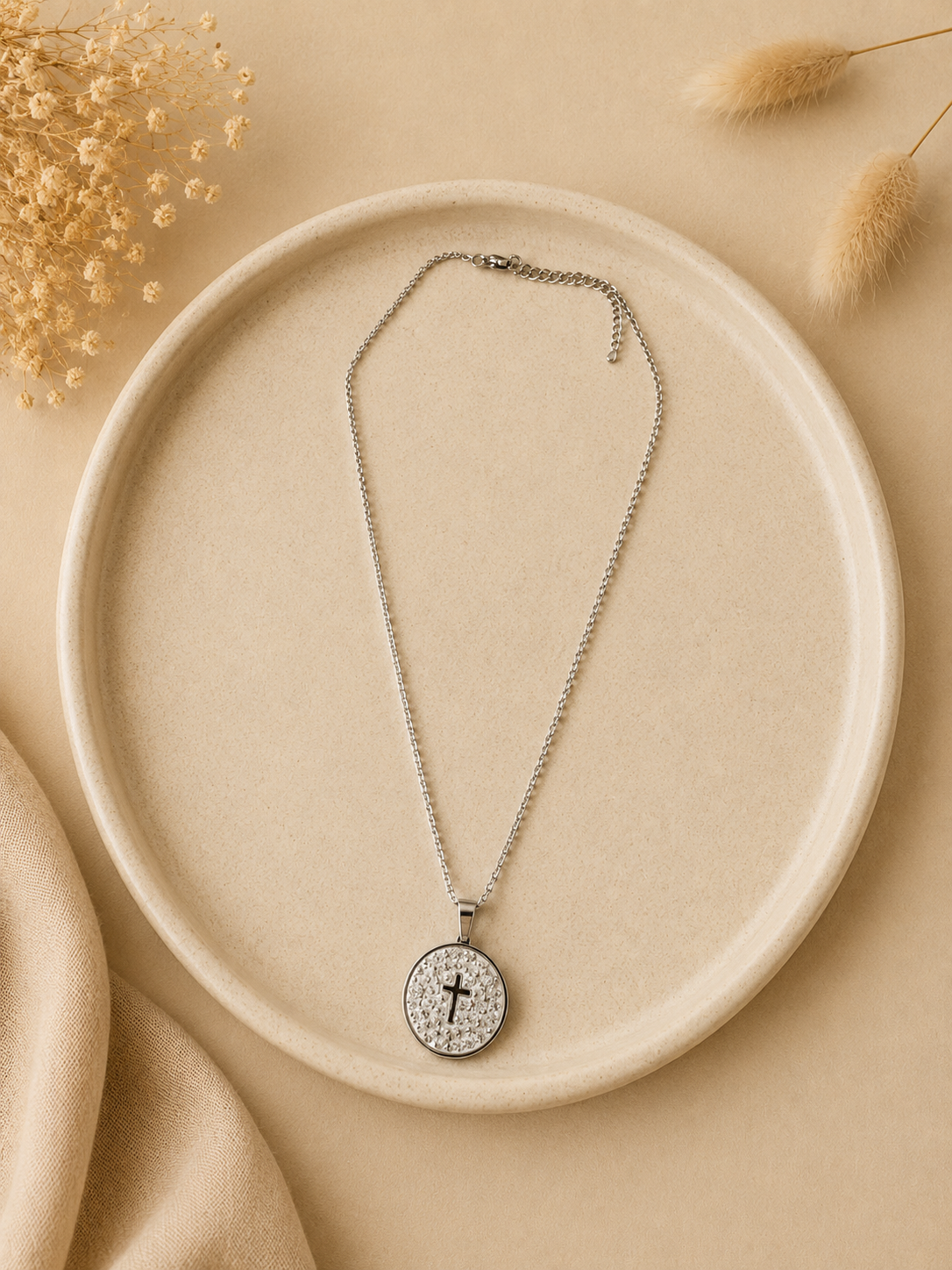 Zilverkleurige Stainless Steel Ketting Met Strass Kruis Hanger | By Jule Sieraden