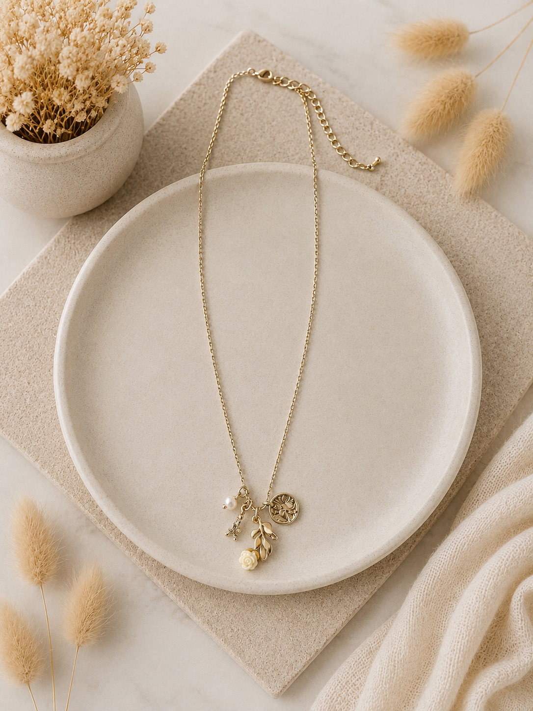 Korte Ketting Met Roosje, Parel & Bedels – Goudkleurig | By Jule Sieraden