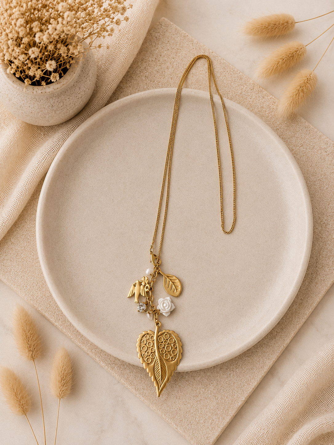 Goudkleurige Bedelketting Met Blad, Roos & Strass – By Jule Sieraden