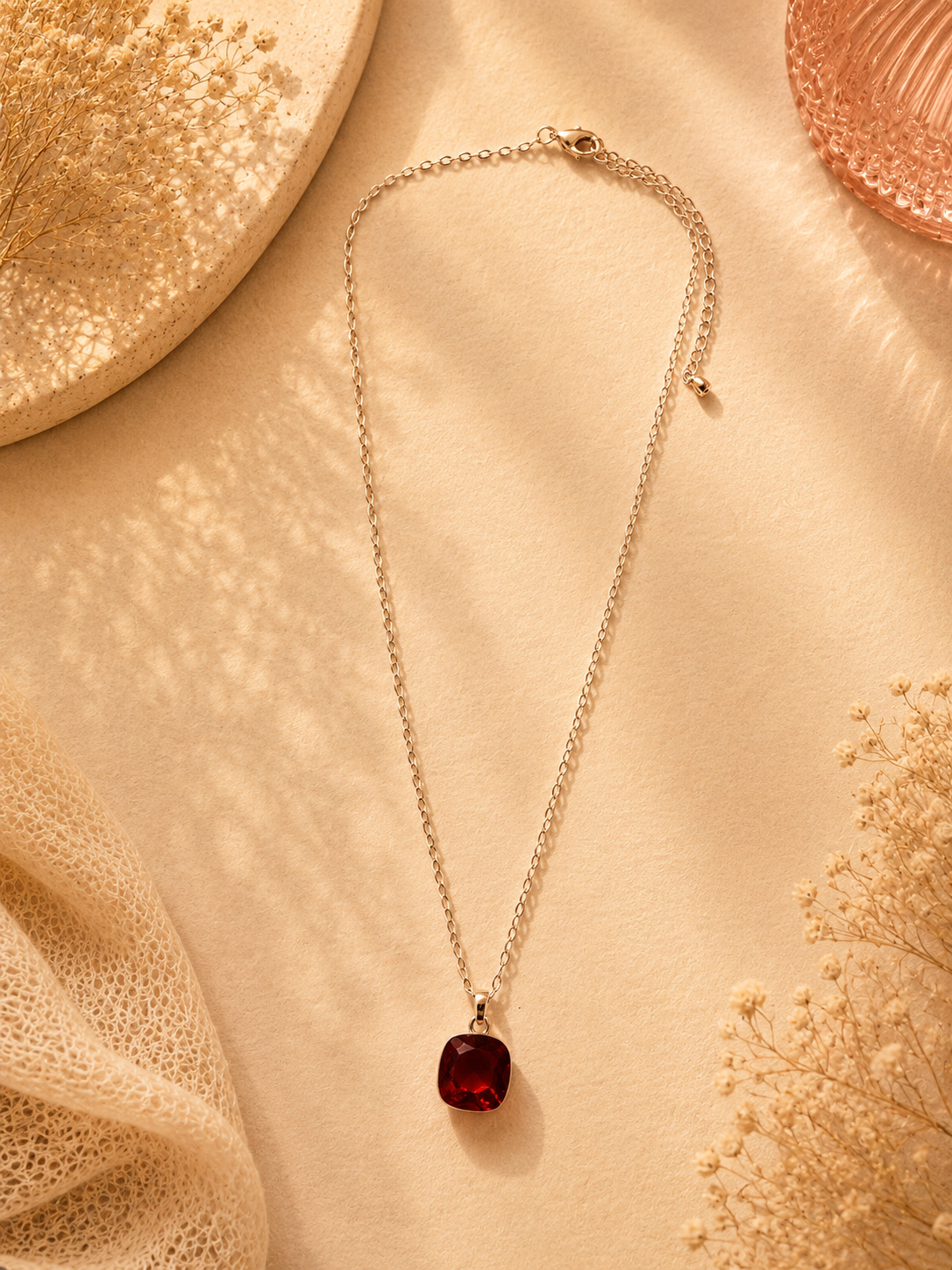 Korte rosé gouden ketting met donkerroze steen | By Jule Sieraden