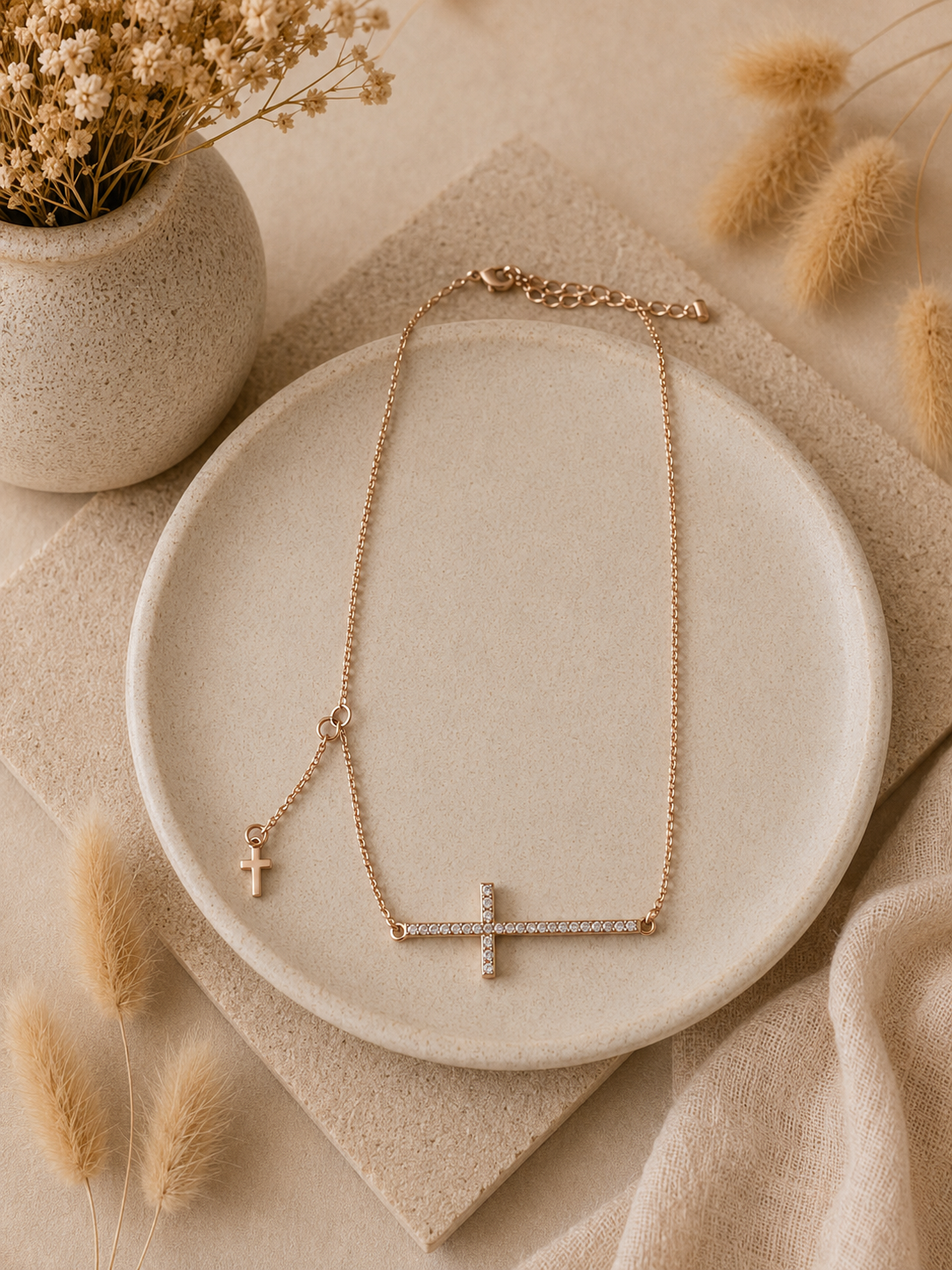 Korte Kruis Ketting Met Strass Steentjes – Goudkleurig | By Jule Sieraden