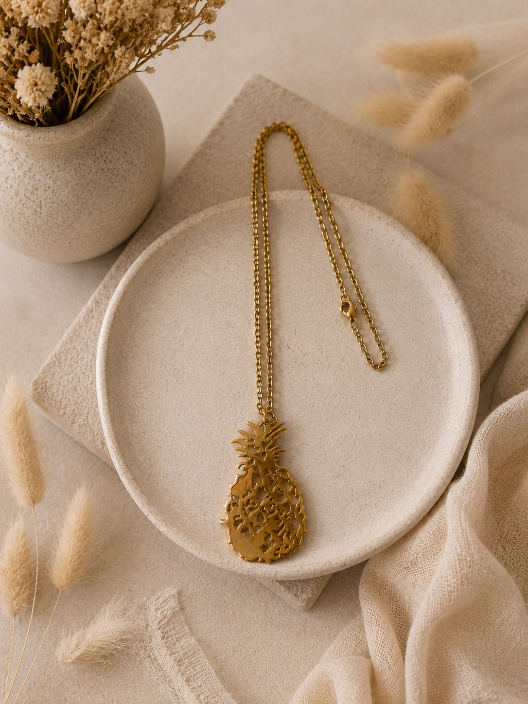 Goudkleurige Ananas Ketting – Half Lange Damesketting