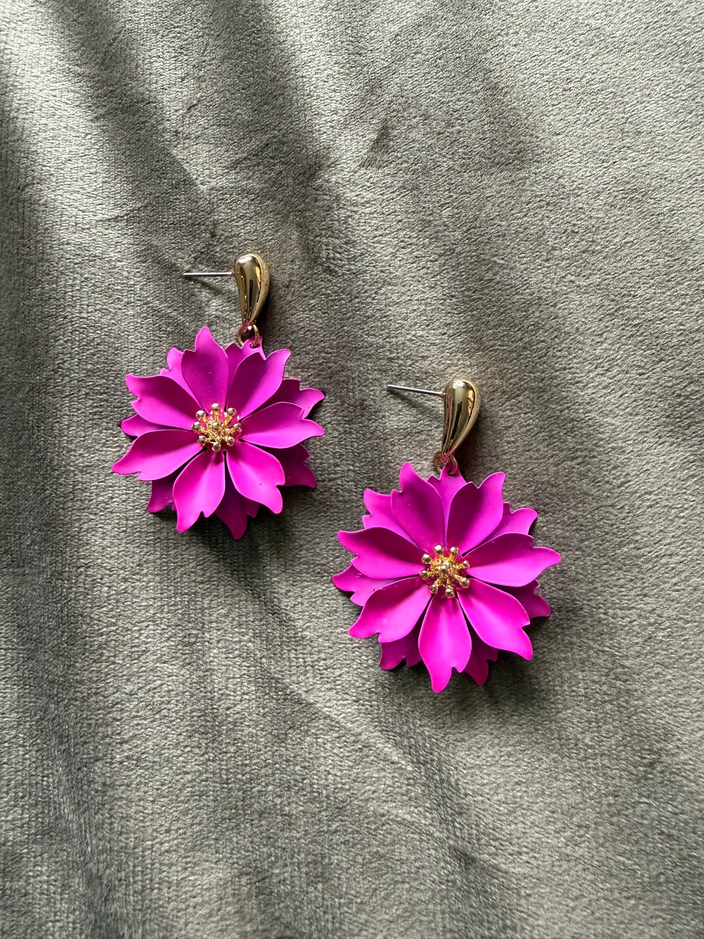 Fuchsia Bloem Oorbellen Statement – Goudkleurig & Lichtgewicht | By Jule Sieraden