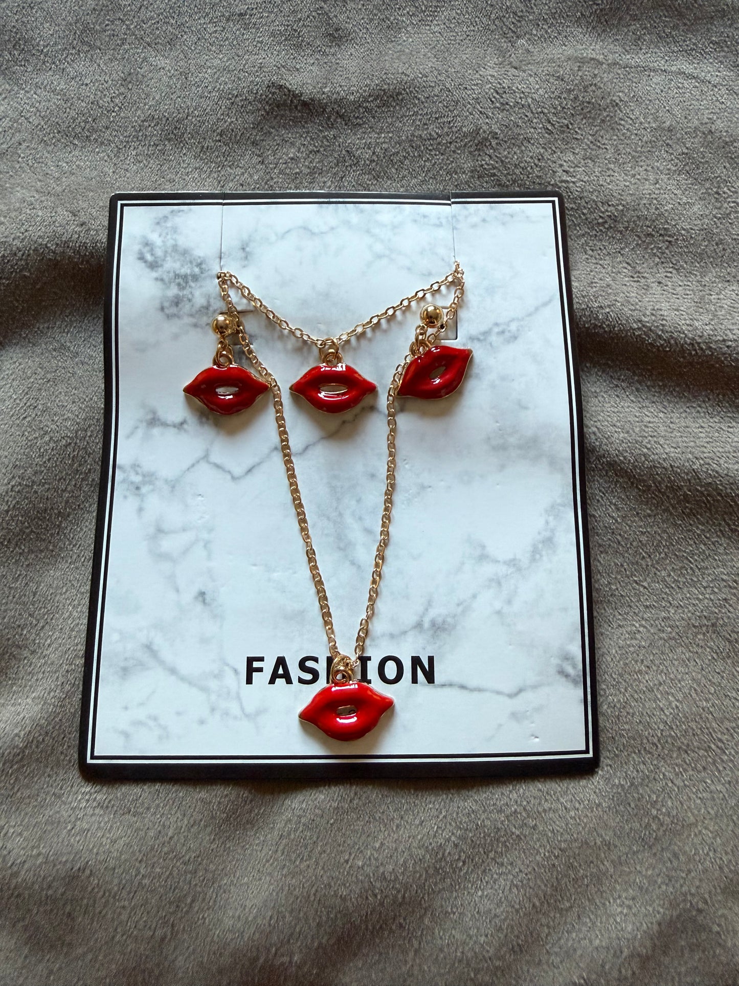 Sieraden set rode lippen ketting oorbellen en armband goudkleurig – speelse dames set