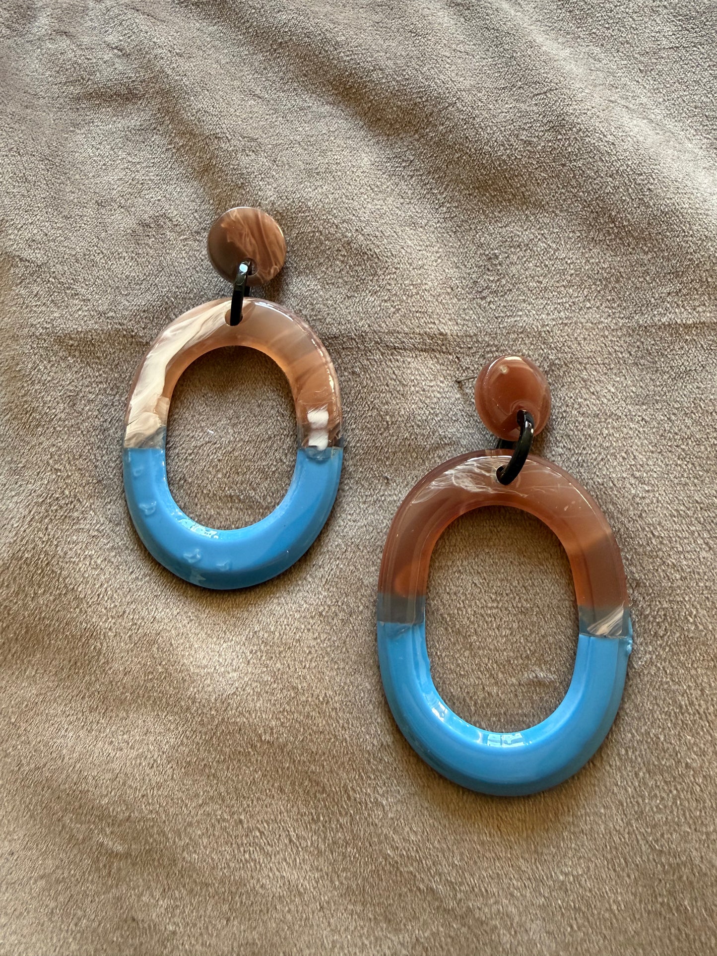 Statement Oorbellen Ovaal Blauw & Bruin 9x5 cm – Resin Look | By Jule Sieraden