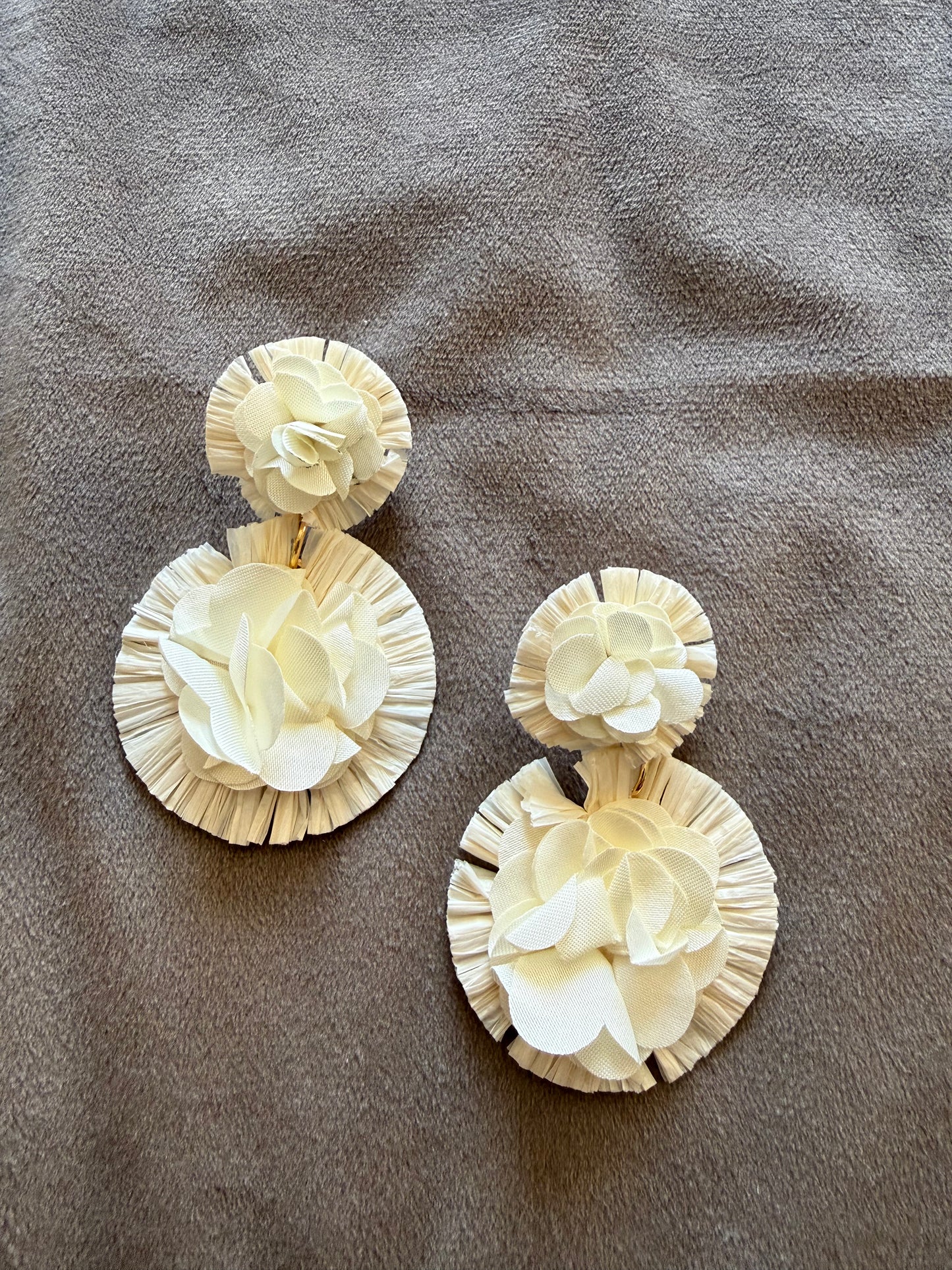 Beige Raffia Bloem Oorbellen Statement 7x4,5 cm – Zomerse Look | By Jule Sieraden