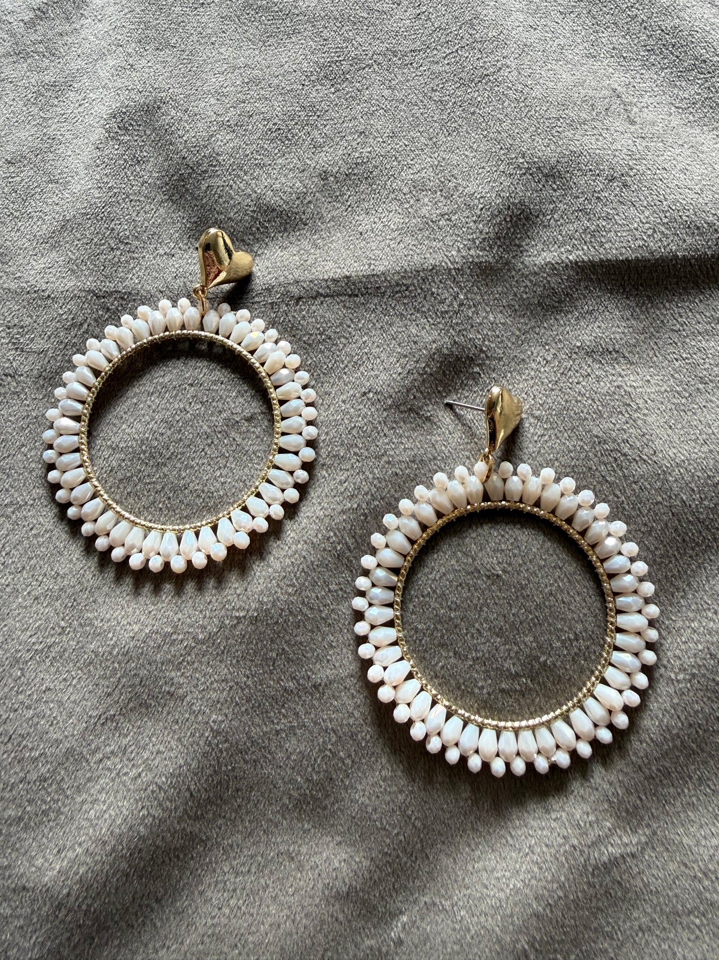 Beige Ronde Oorbellen met Glaskralen – Goudkleurig Statement