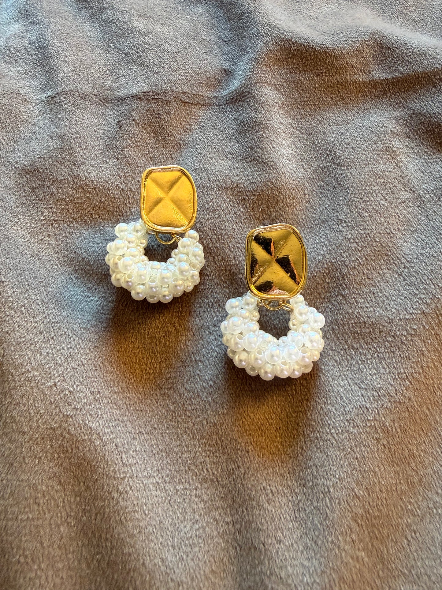 Goudkleurige oorbellen met parelring 4 x 2,5 cm