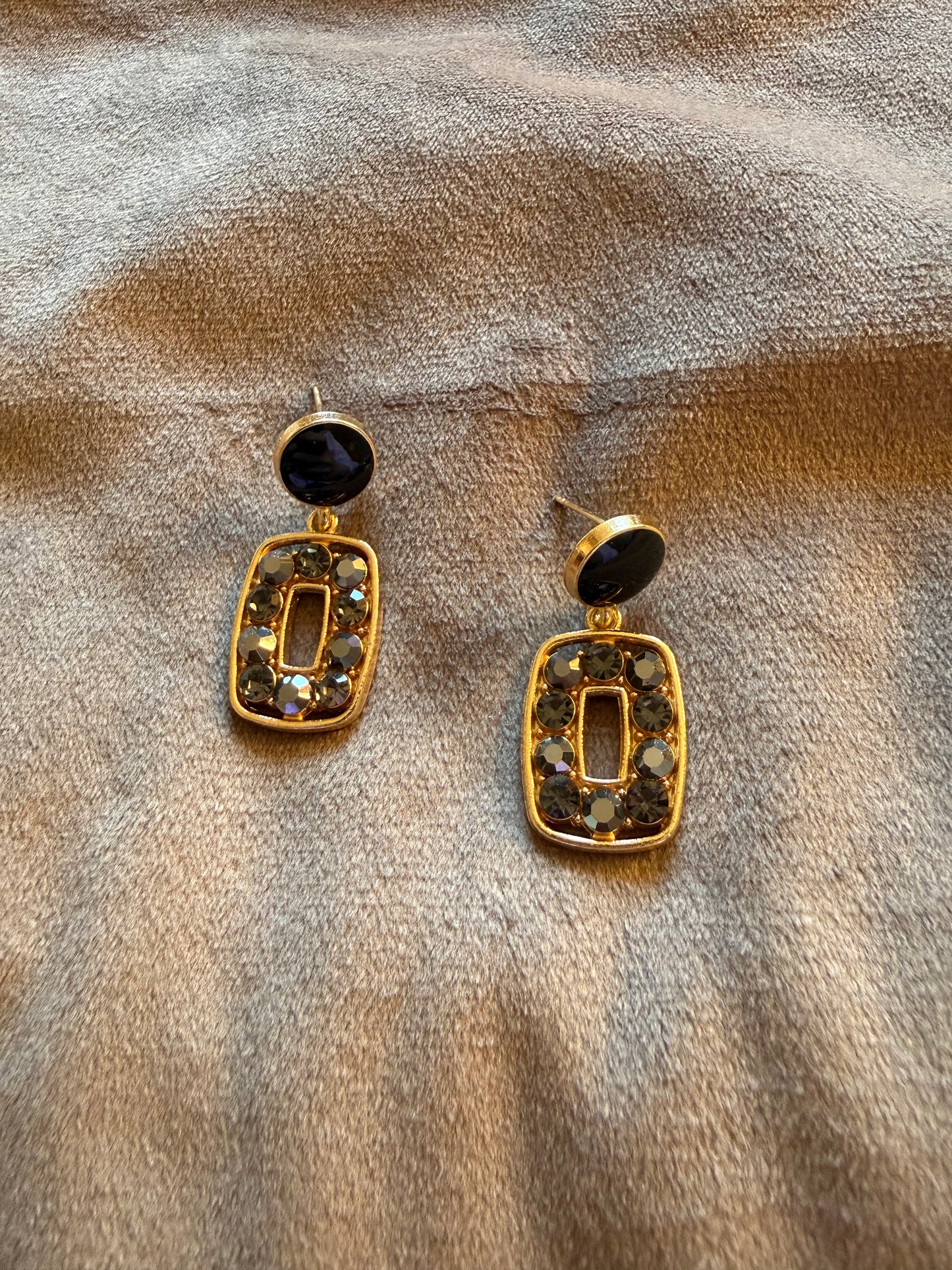 Goudkleurige oorbellen met zwarte steen en strass 3,5 x 1,5 cm