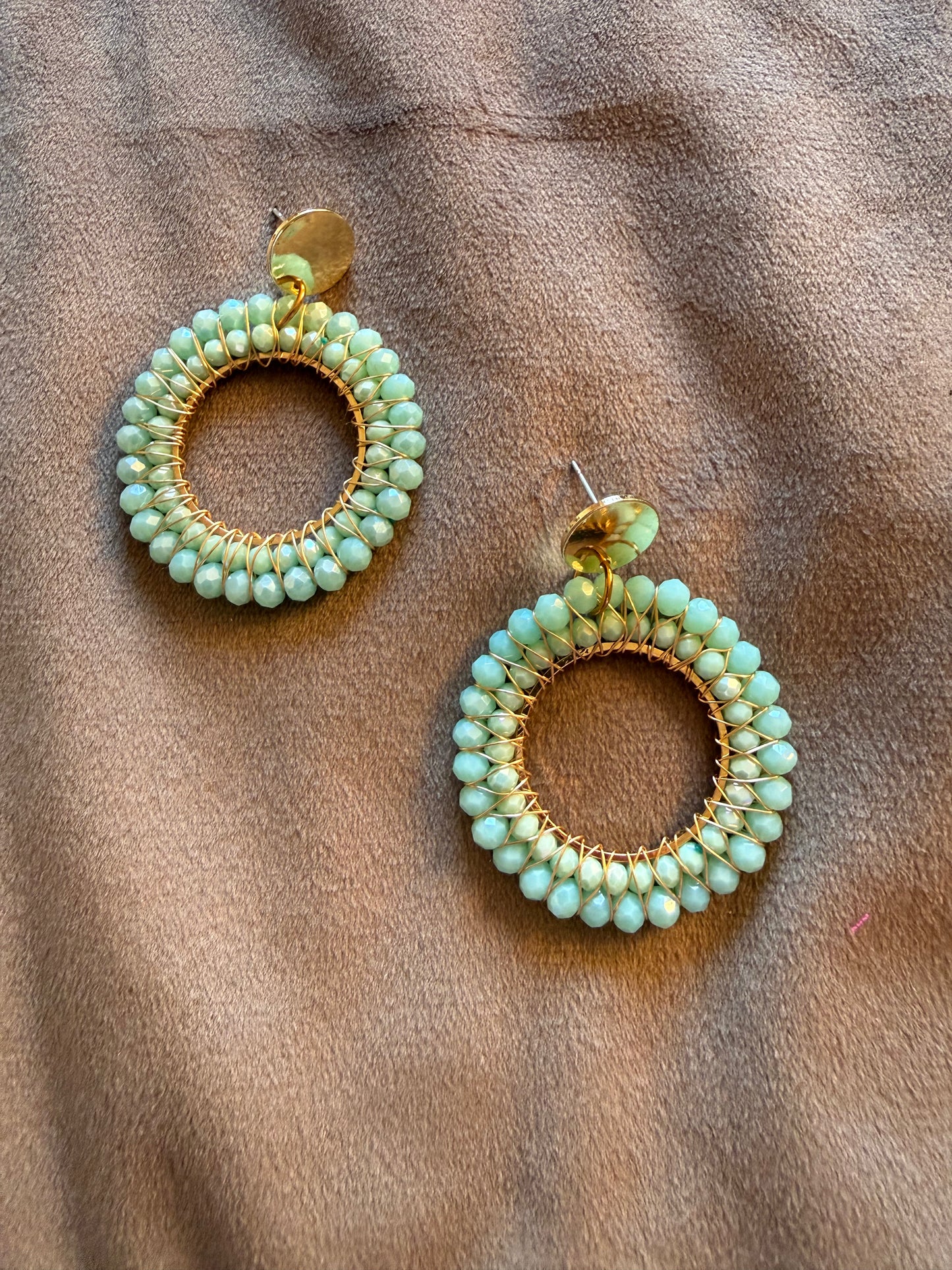 Goudkleurige oorbellen met mint glaskralen rond 5,5 x 4 cm | By Jule Sieraden