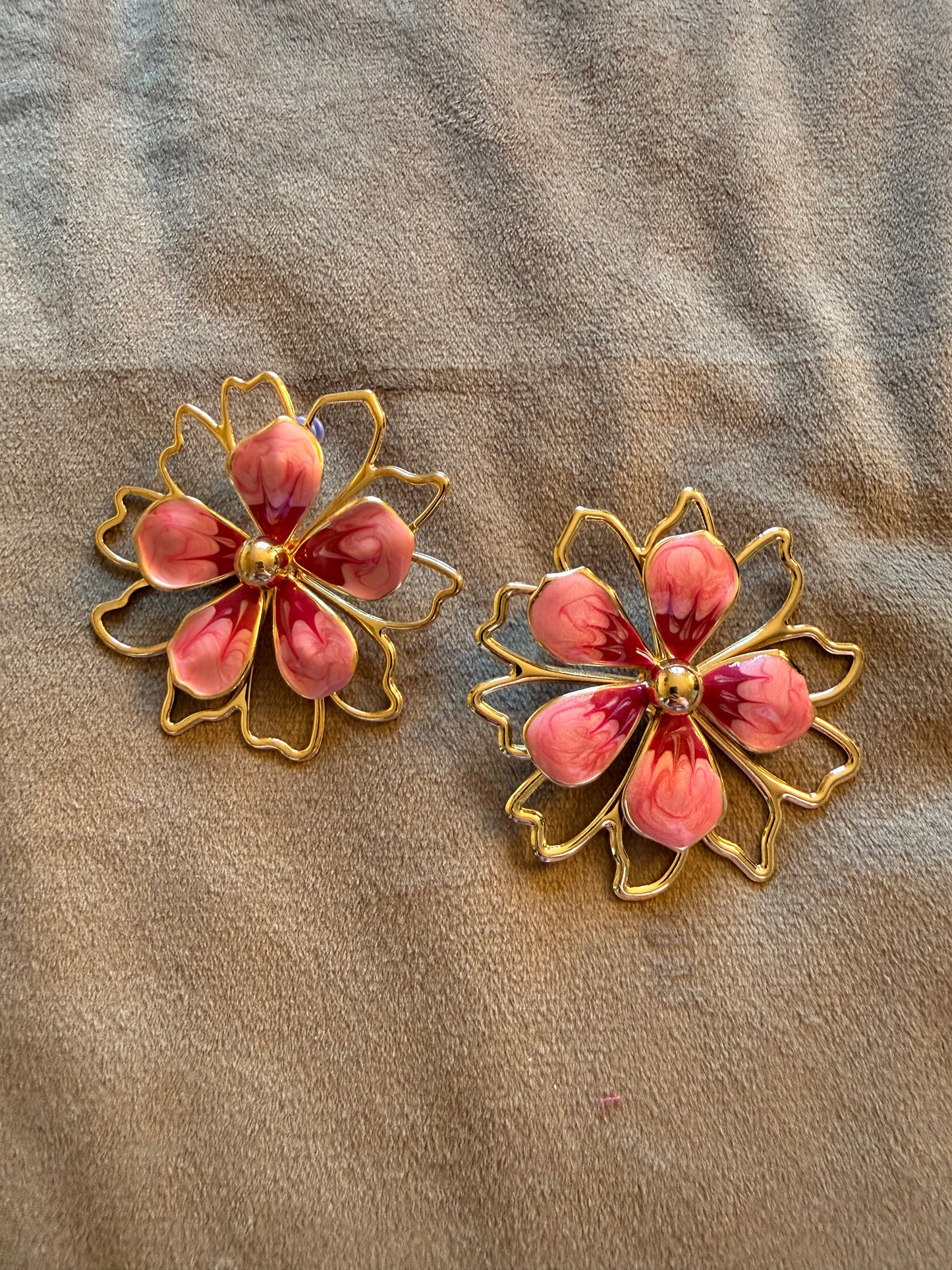 Goudkleurige oorbellen bloem roze 6 cm | By Jule Sieraden