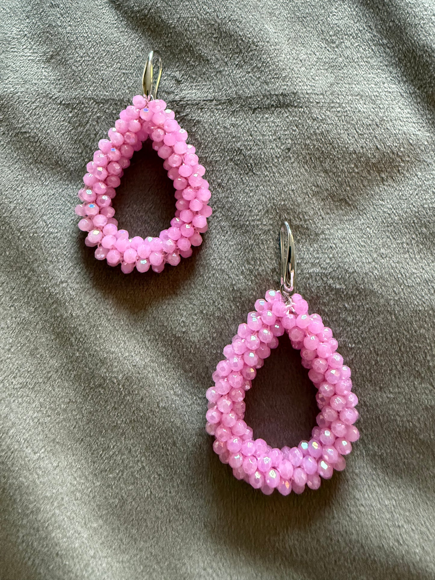 Oorbellen glaskralen roze zilverkleurig statement 6 cm | By Jule Sieraden