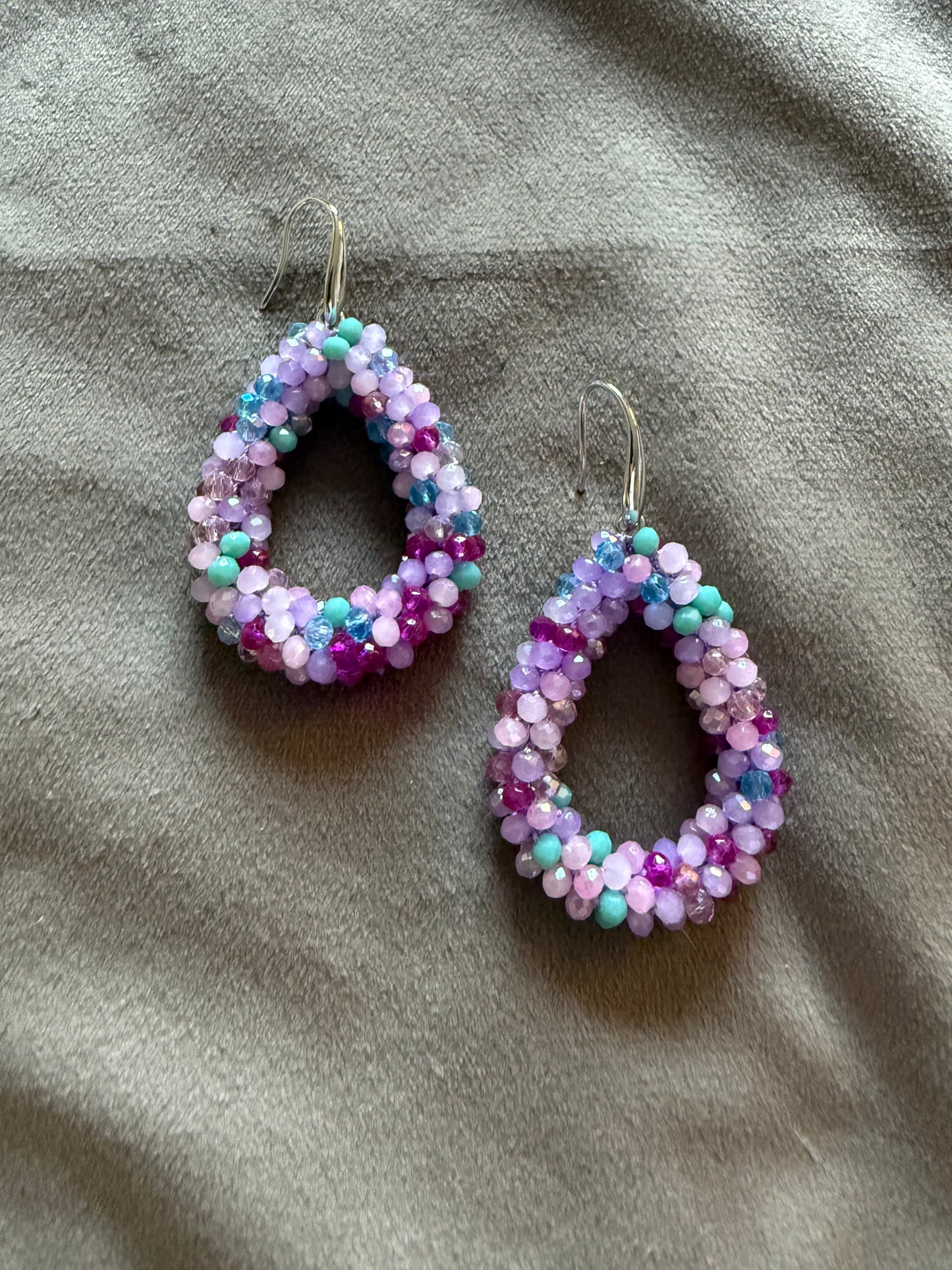 Oorbellen glaskralen paars multicolor druppel zilverkleurig 6 cm | By Jule Sieraden