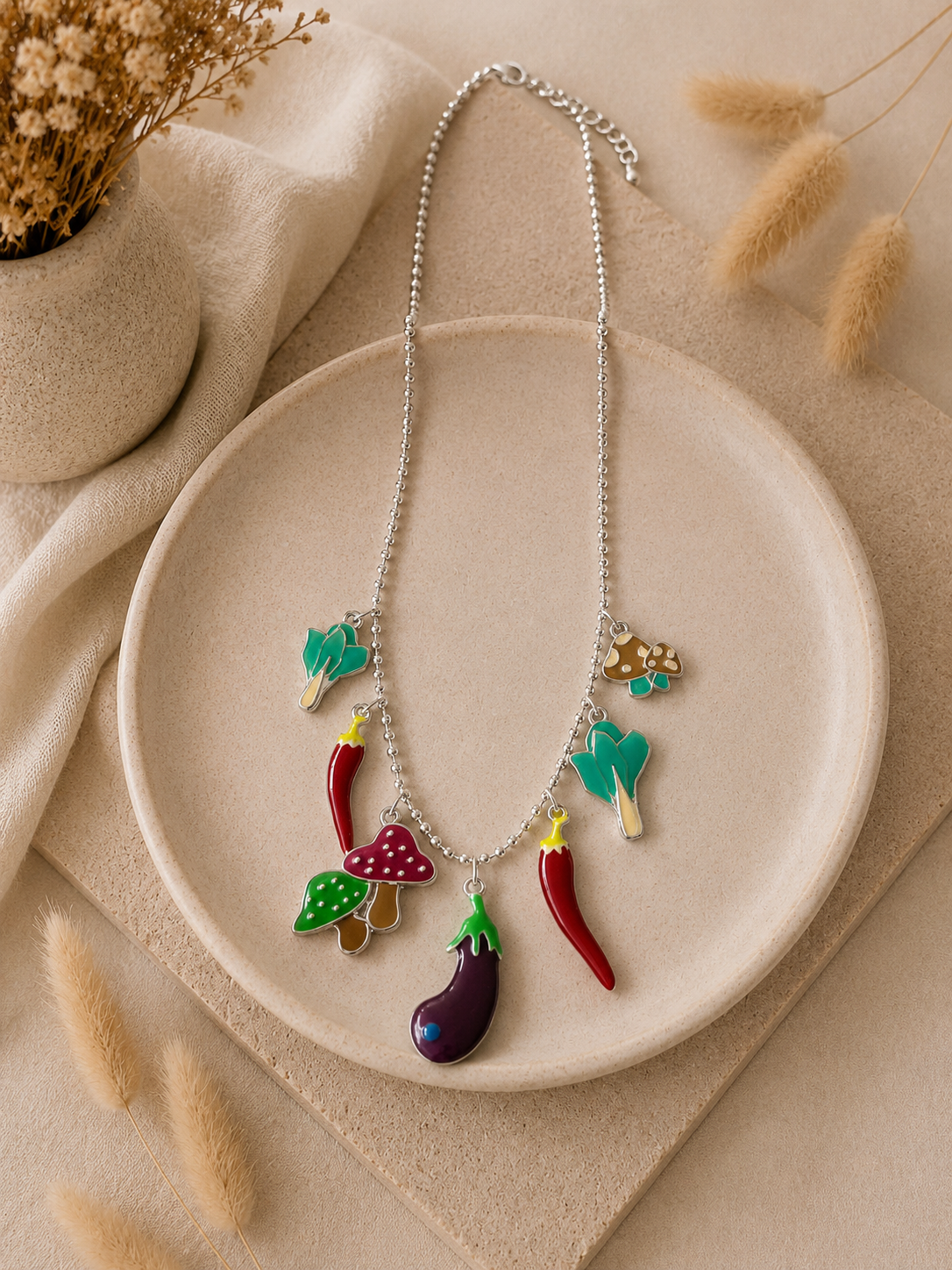 Korte Ketting Met Kleurrijke Bedels – Zilverkleurig