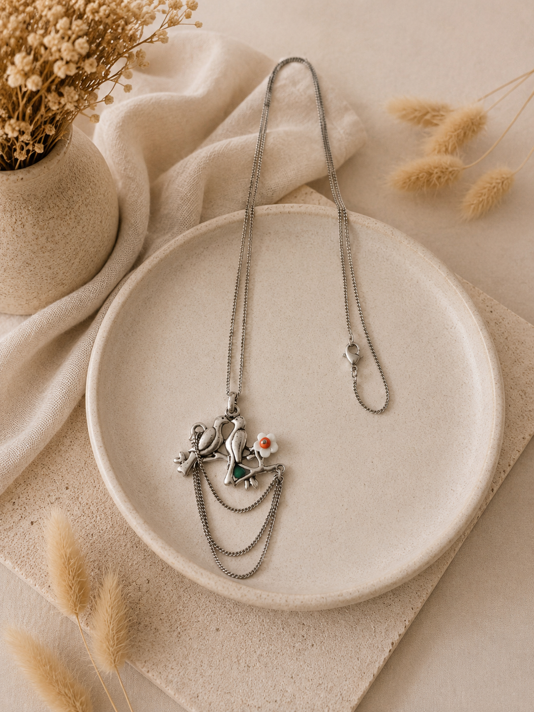 Lange Zilverkleurige Ketting Met Vogelhanger – By Jule Sieraden