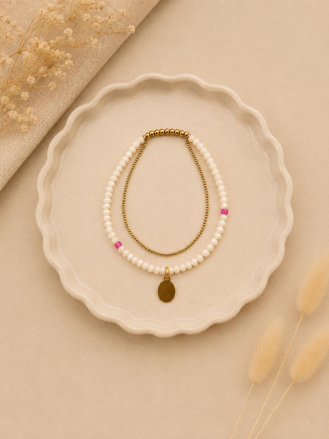 Elastische Crème Kralenarmband Goudkleurig | By Jule Sieraden