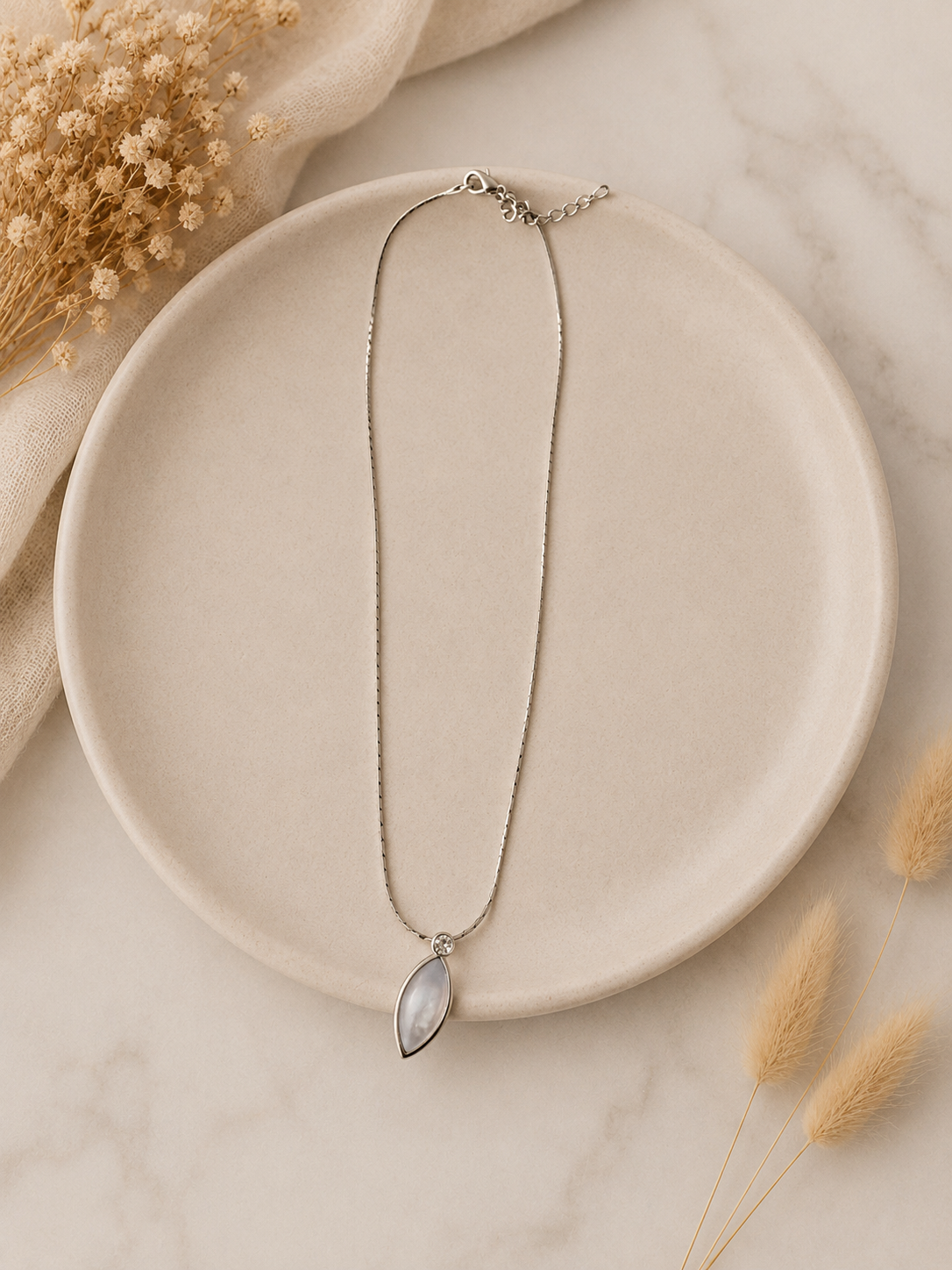 Ketting Met Parelmoer Hanger 40-45 cm – Zilverkleurig | By Jule Sieraden