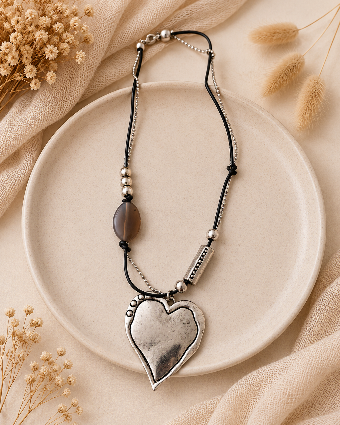 Half Lange Ketting Met Hart Hanger – Zilverkleurig | By Jule Sieraden