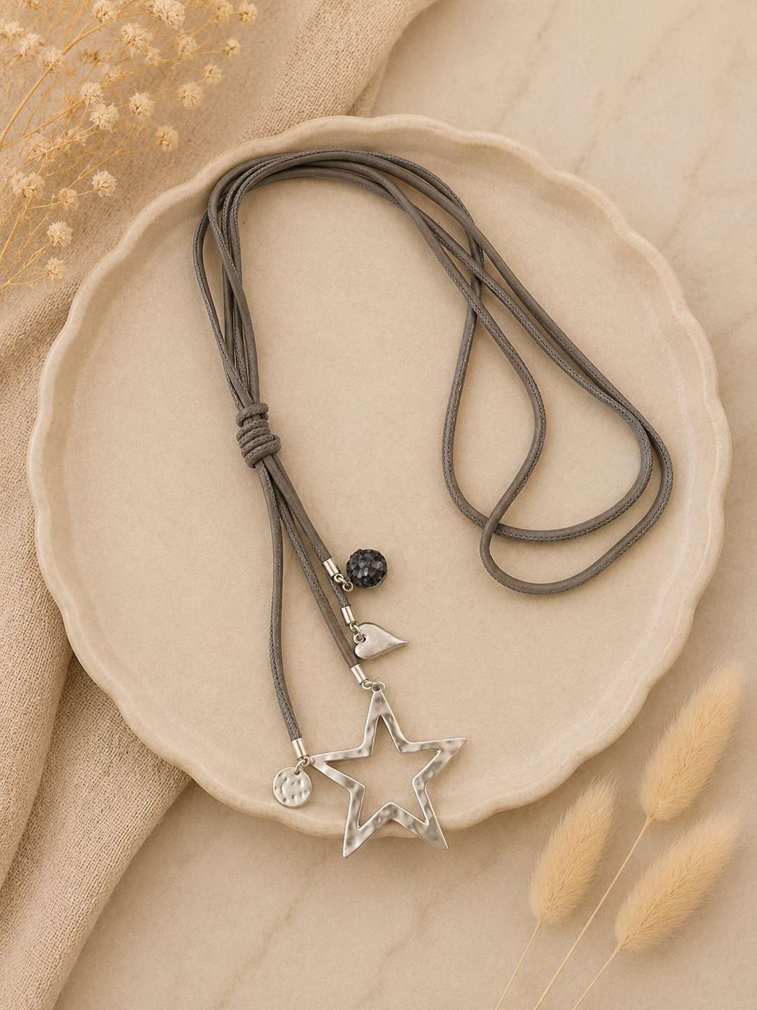 Lange Grijze Ketting met Bedels | By Jule Sieraden