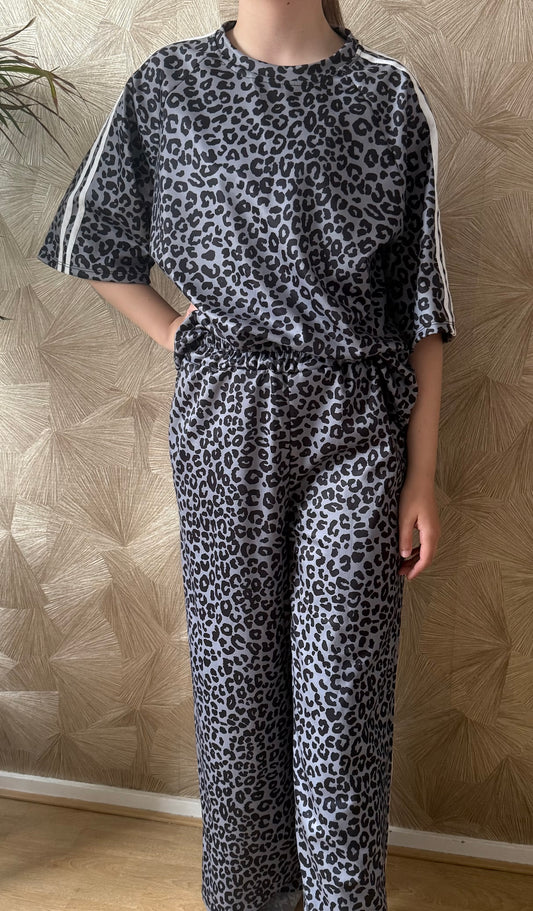 Leopard jogging set zwart dames maat 38-44 – stijlvolle comfy set | By Jule Sieraden