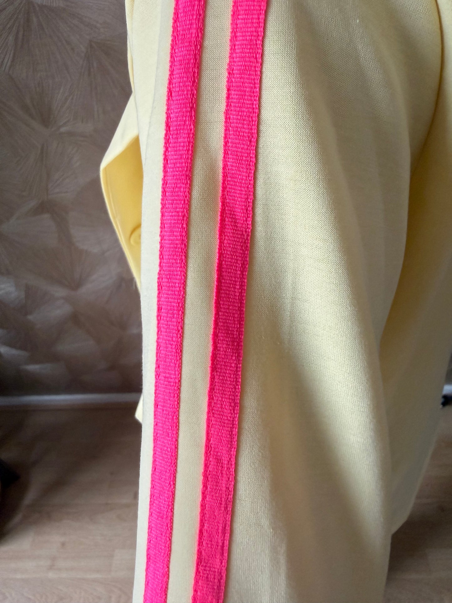 By Jule Sieraden Sporty Chic Blazer Geel/Roze – Maat 36-42 ✨