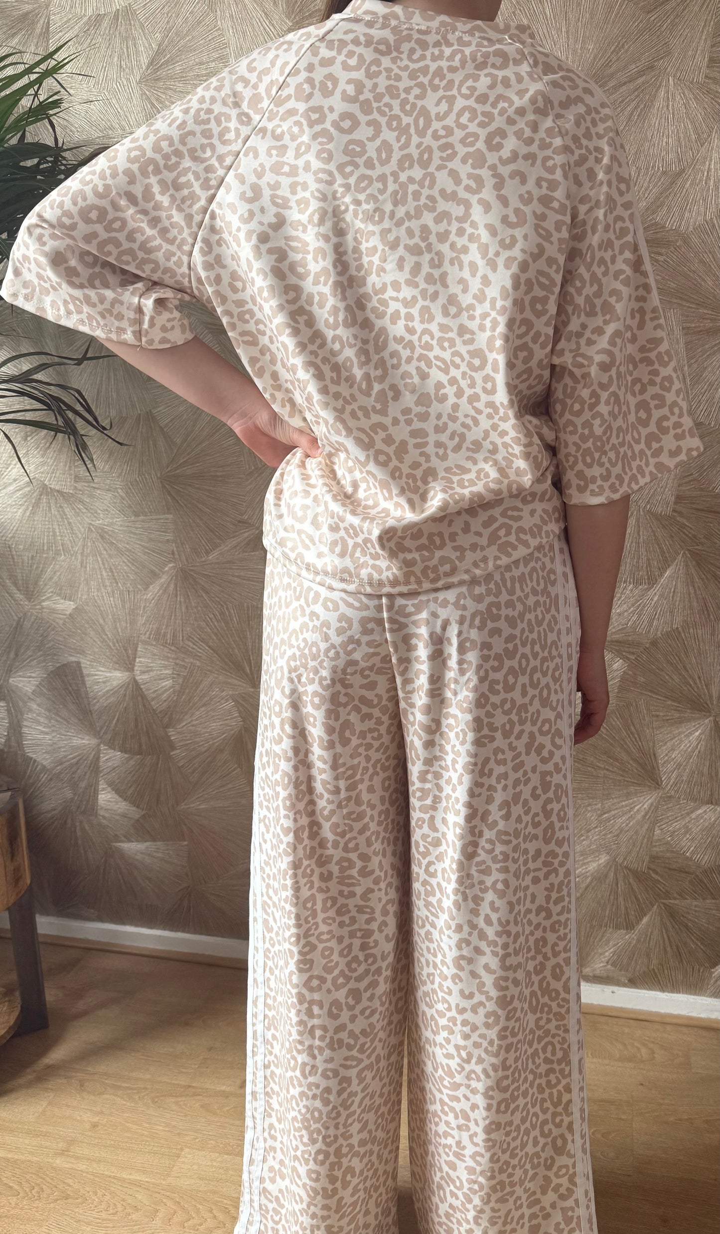 Leopard jogging set beige dames maat 38-44 – neutrale comfy set | By Jule Sieraden