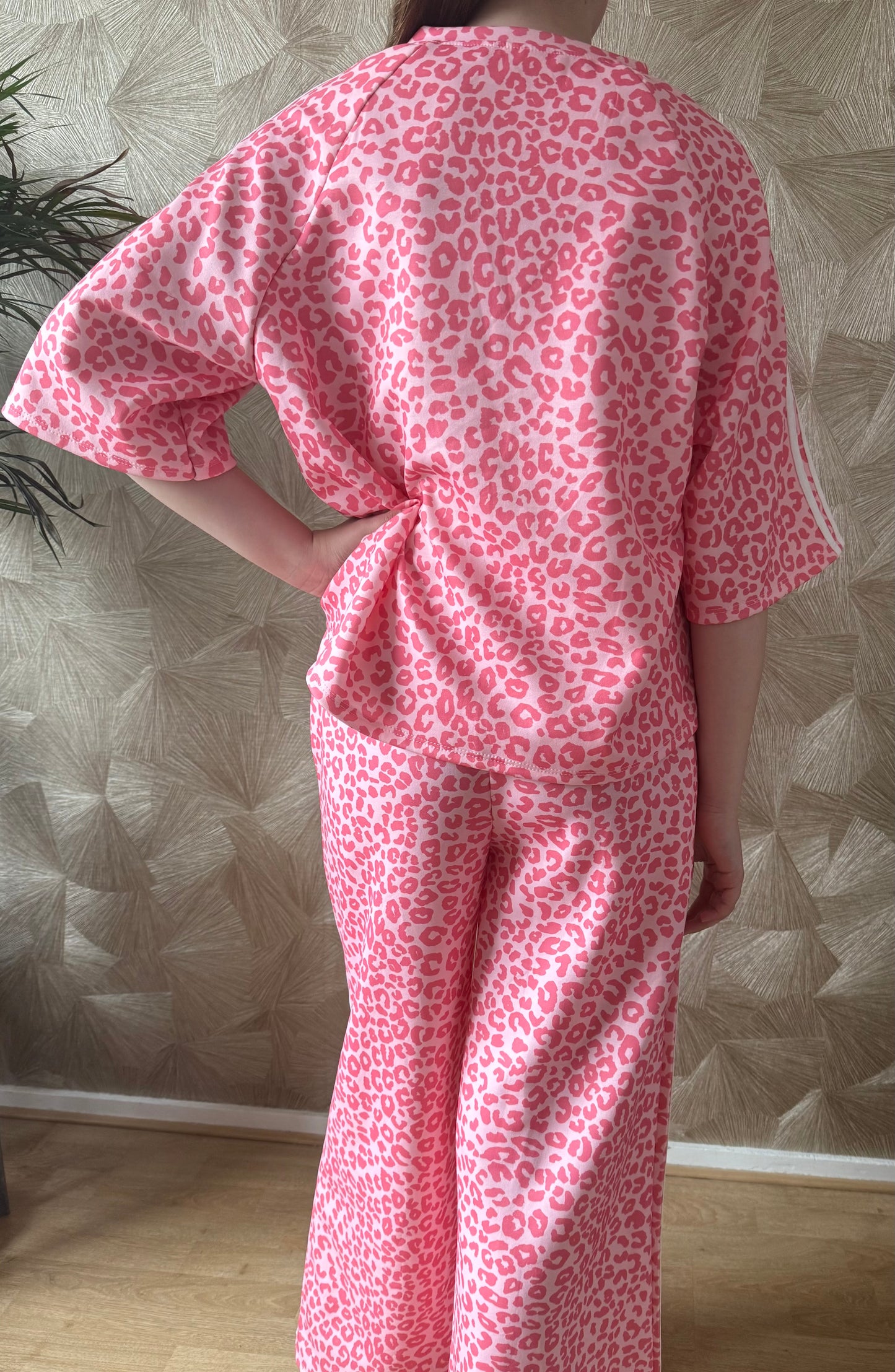 Leopard jogging set roze dames maat 38-44 – comfy zomer set | By Jule Sieraden