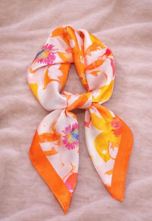 Oranje Bloemen Sjaal Satijn Look | By Jule Sieraden