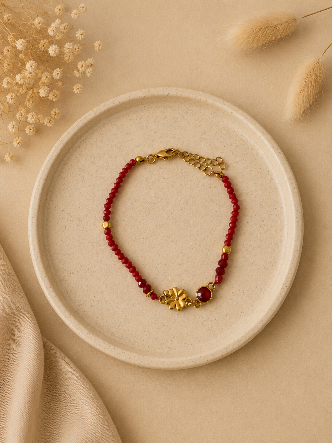 Rode Kralen Armband Met Klavertje – Verstelbaar 17-21 cm | By Jule Sieraden