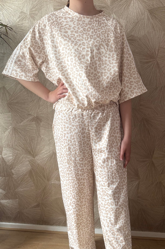 Leopard jogging set beige dames maat 38-44 – neutrale comfy set | By Jule Sieraden