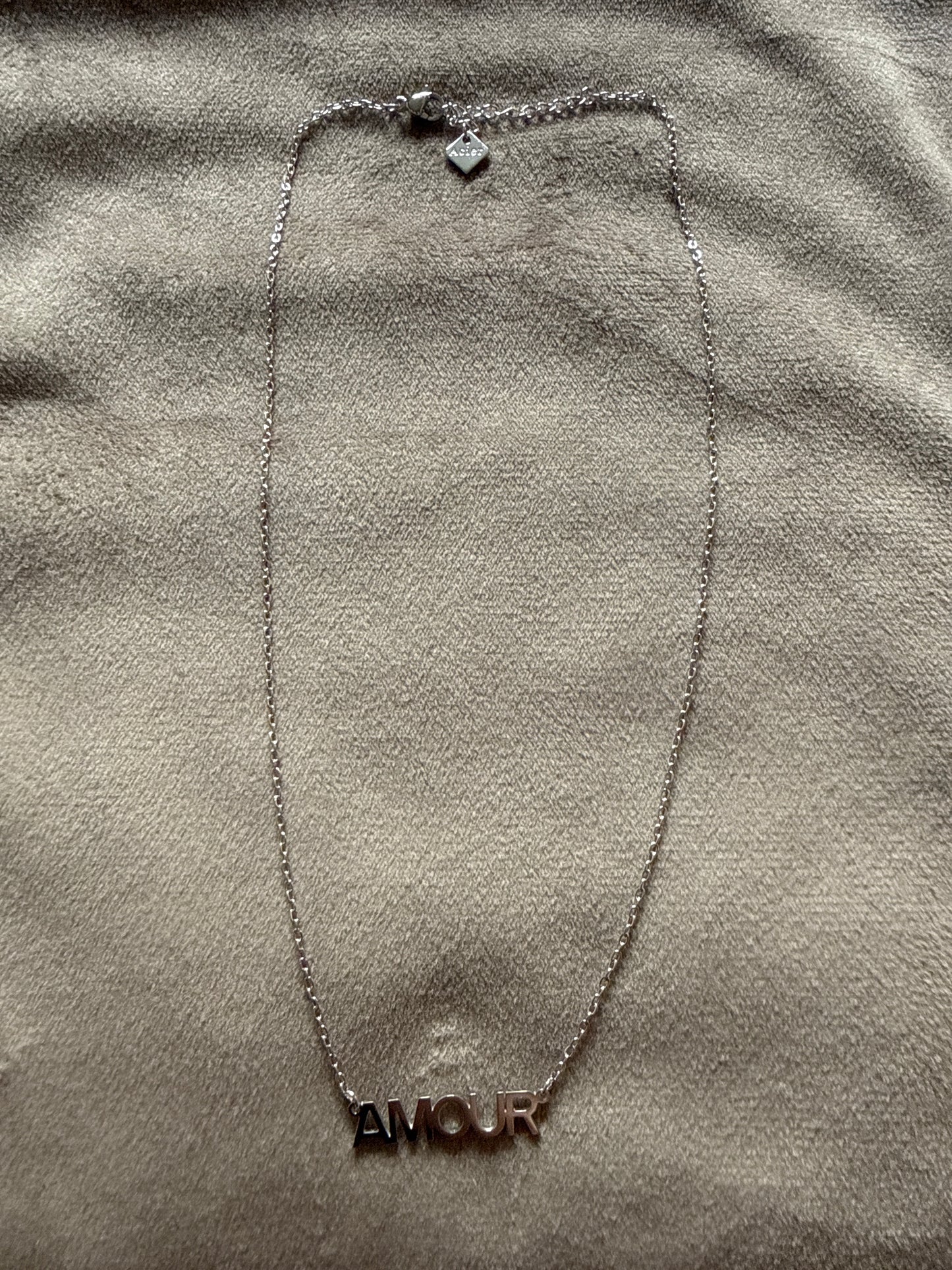 Amour Ketting Zilverkleurig Stainless Steel – Minimalistische Letter Ketting