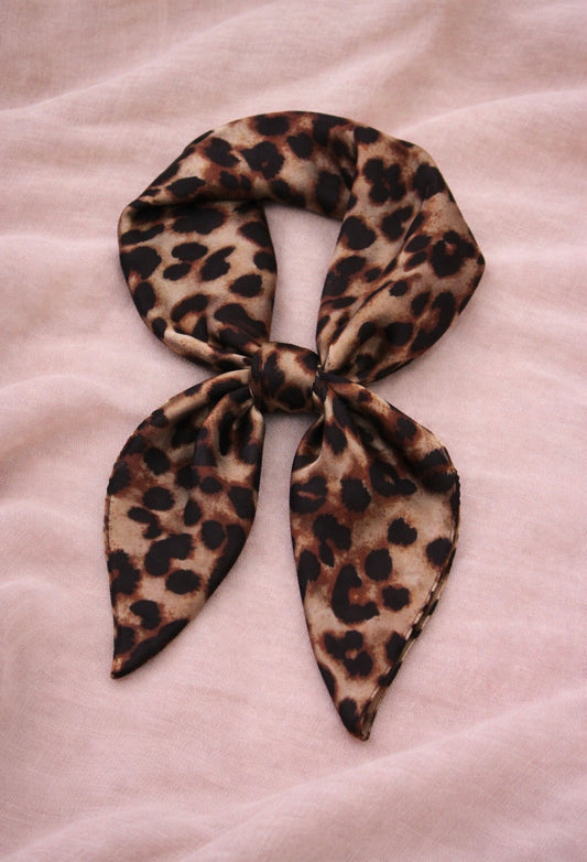 Panterprint Sjaal Bruin Satijn Look | By Jule Sieraden