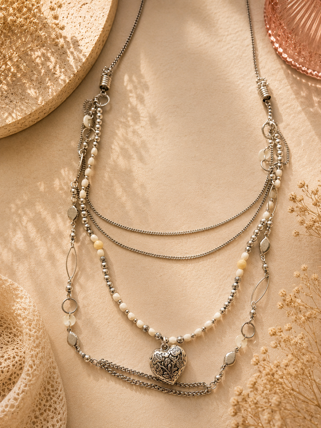 Zilverkleurige statement ketting met hart hanger en kralen | By Jule Sieraden