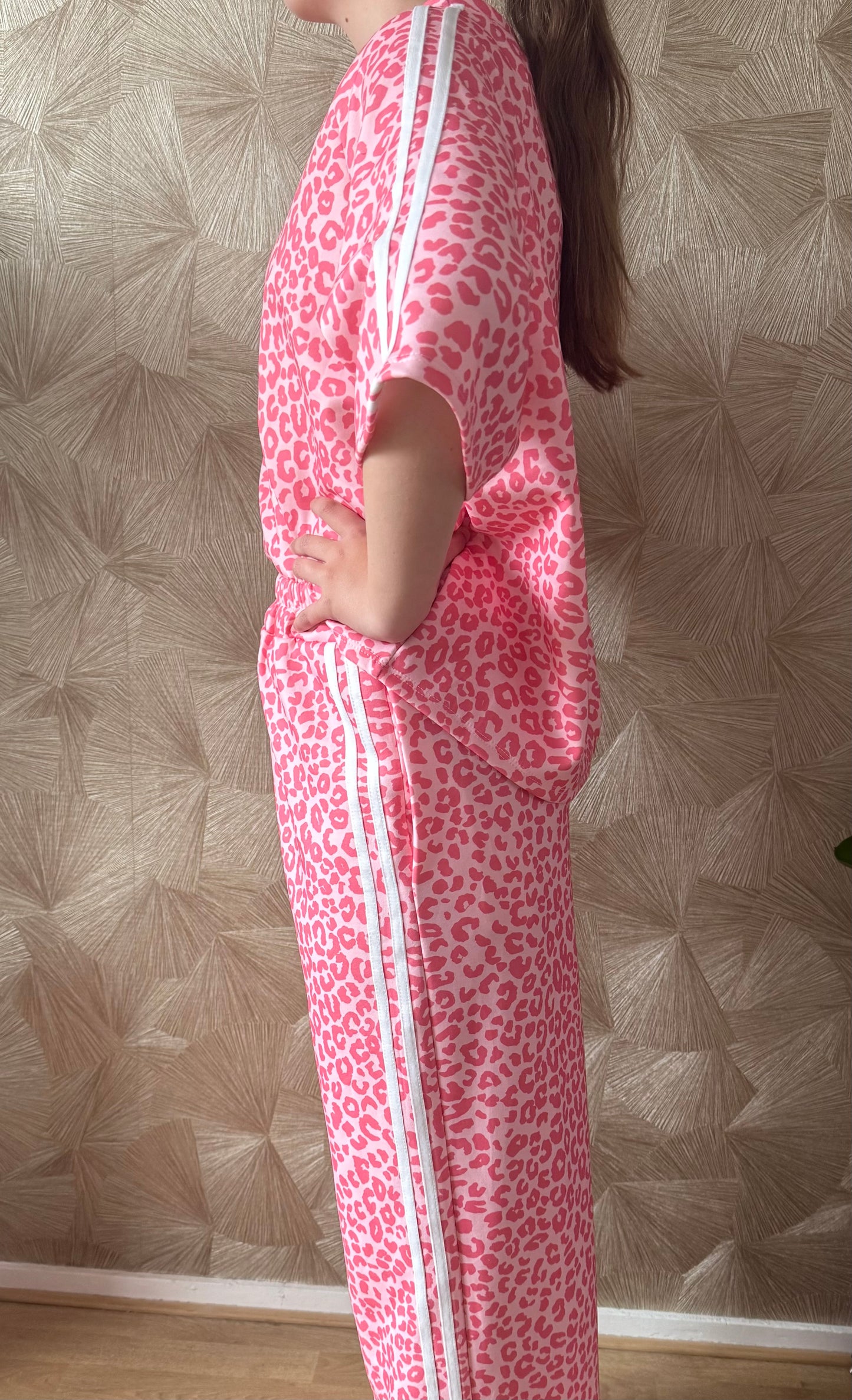 Leopard jogging set roze dames maat 38-44 – comfy zomer set | By Jule Sieraden