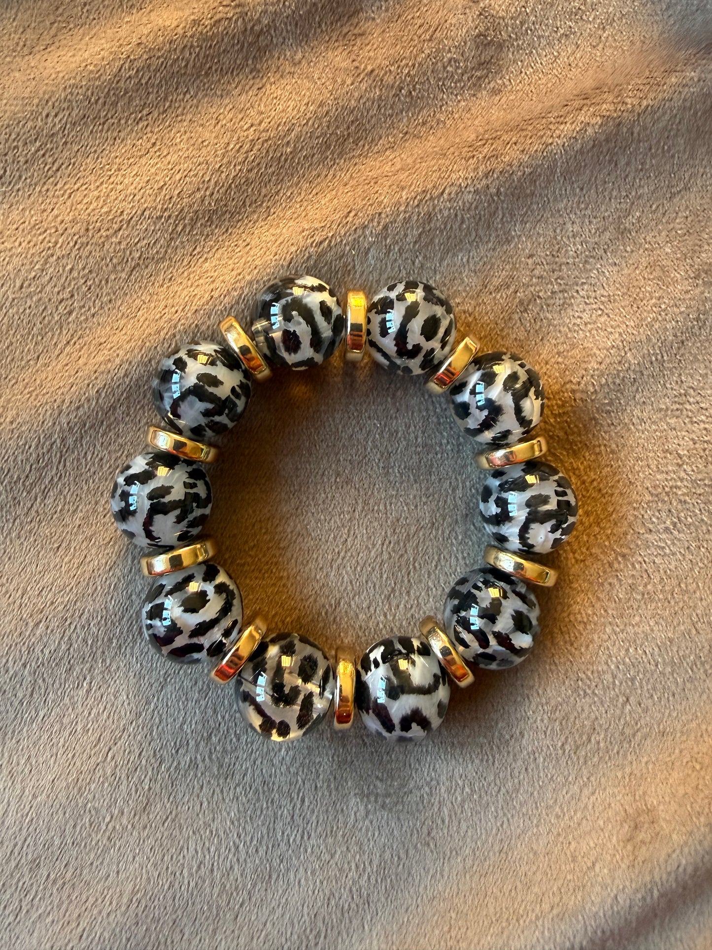 Panterprint Kralen Armband Grijs Zwart Goud Elastisch | By Jule Sieraden