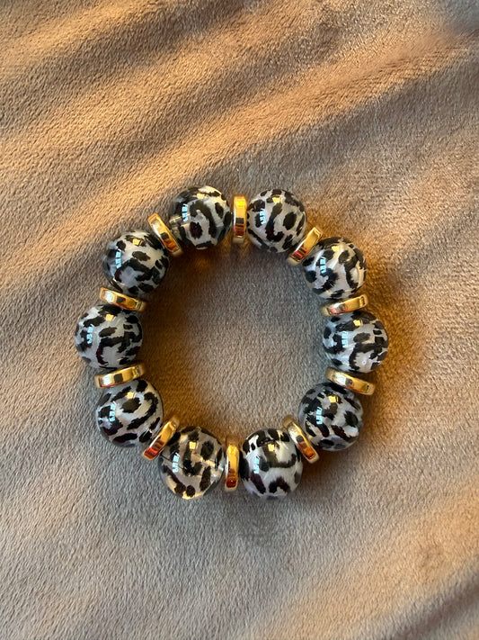 Panterprint Kralen Armband Grijs Zwart Goud Elastisch | By Jule Sieraden
