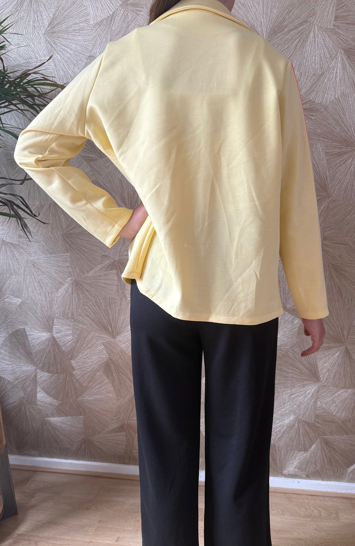 By Jule Sieraden Sporty Chic Blazer Geel/Roze – Maat 36-42 ✨