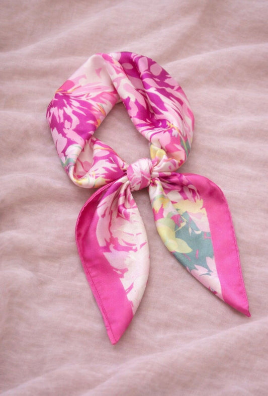 Roze Bloemen Sjaal Satijn Look | By Jule Sieraden