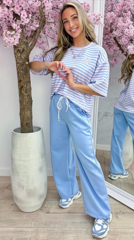 By Jule Sieraden – Lichtblauwe Lounge Set met Streep Shirt & Wide Leg Broek