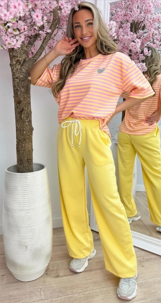 By Jule Sieraden – Gele Set met Perzik Streep Shirt & Wide Leg Broek
