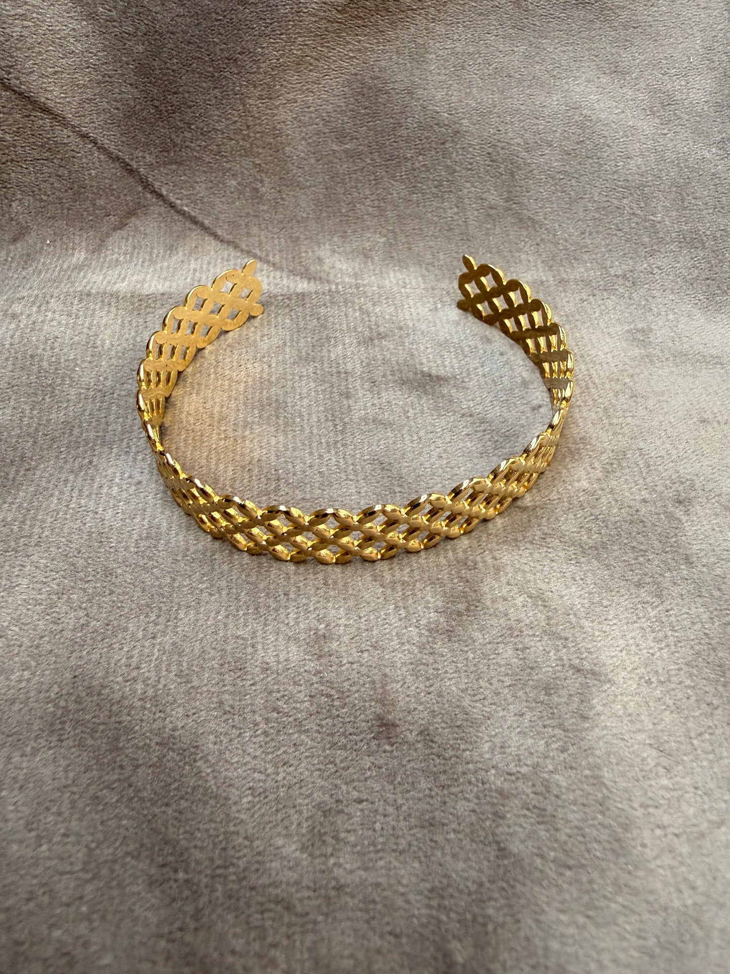 Goudkleurige Bangle Armband Gevlochten Design – Statement Armband Dames