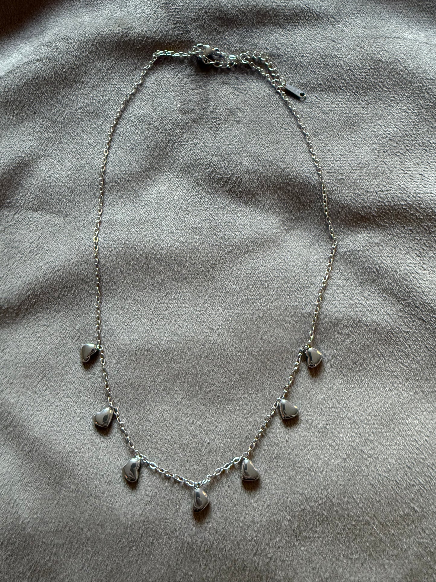 Zilverkleurige hartjes ketting stainless steel – 40-45 cm verstelbaar – By Jule Sieraden