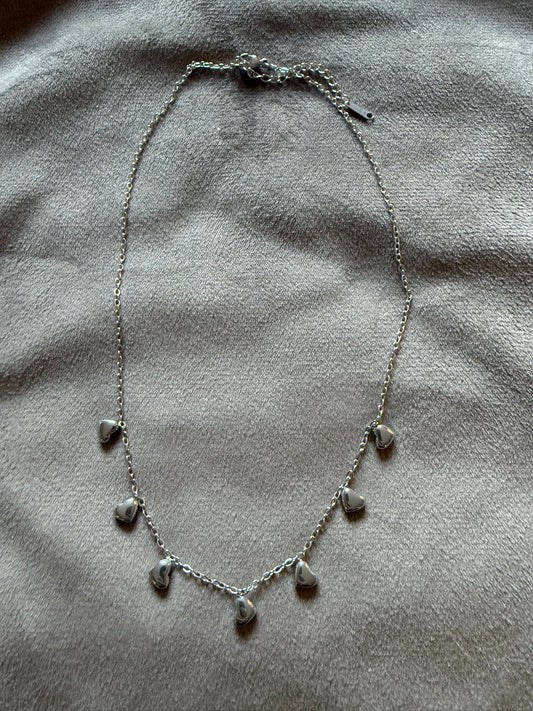 Zilverkleurige hartjes ketting stainless steel – 40-45 cm verstelbaar – By Jule Sieraden
