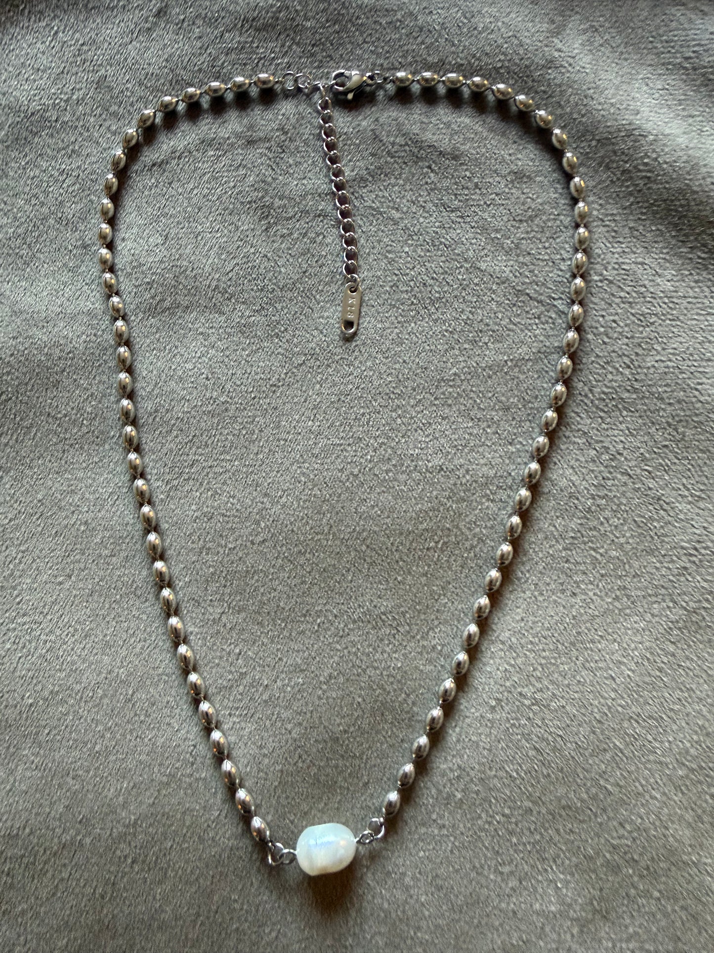 Zilverkleurige kralen ketting met parel accent stainless steel – 40-45 cm – By Jule Sieraden