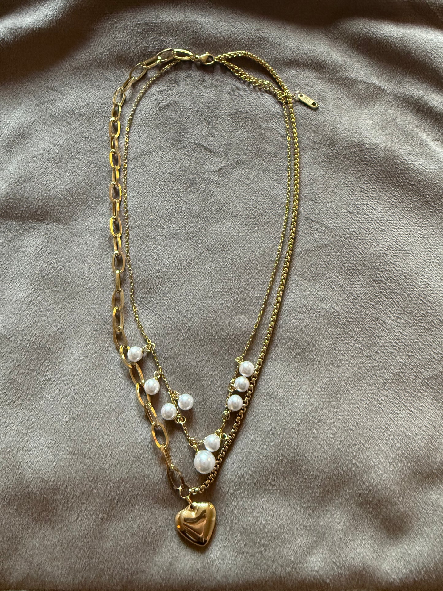 Goudkleurige layered ketting met hartje & parels stainless steel – 40-45 cm – By Jule Sieraden