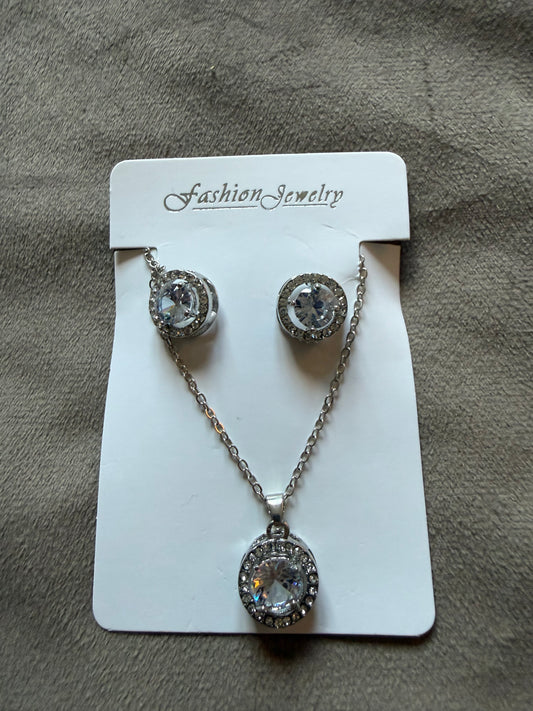 Zilverkleurige sieraden set met crystal steentjes – ketting & oorbellen – By Jule Sieraden