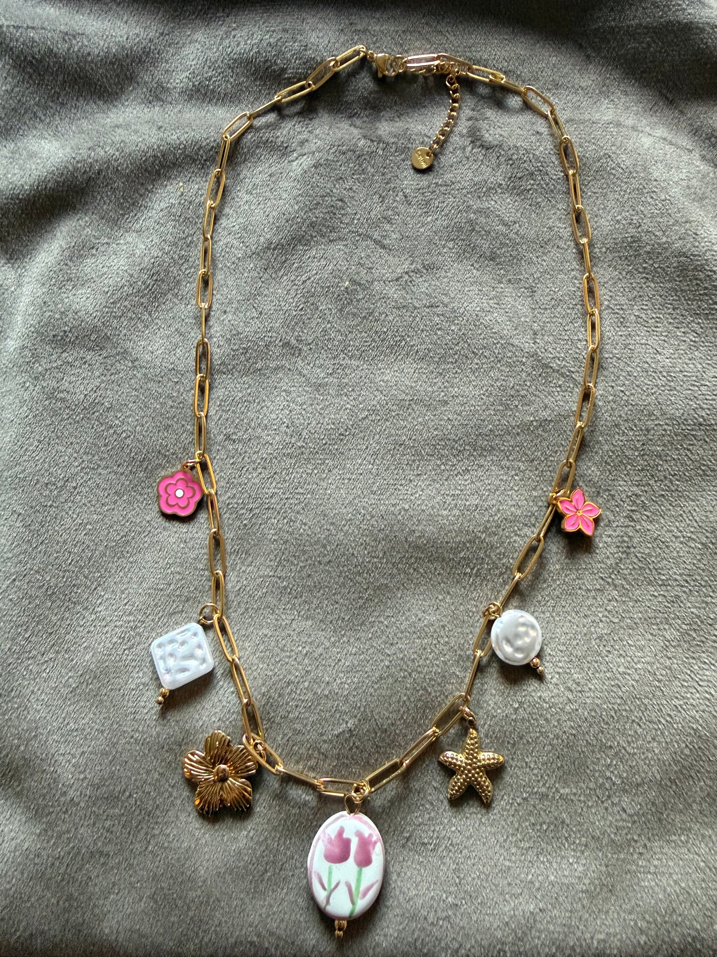 Goudkleurige bedel ketting met bloemen & parels stainless steel – 40-45 cm – By Jule Sieraden