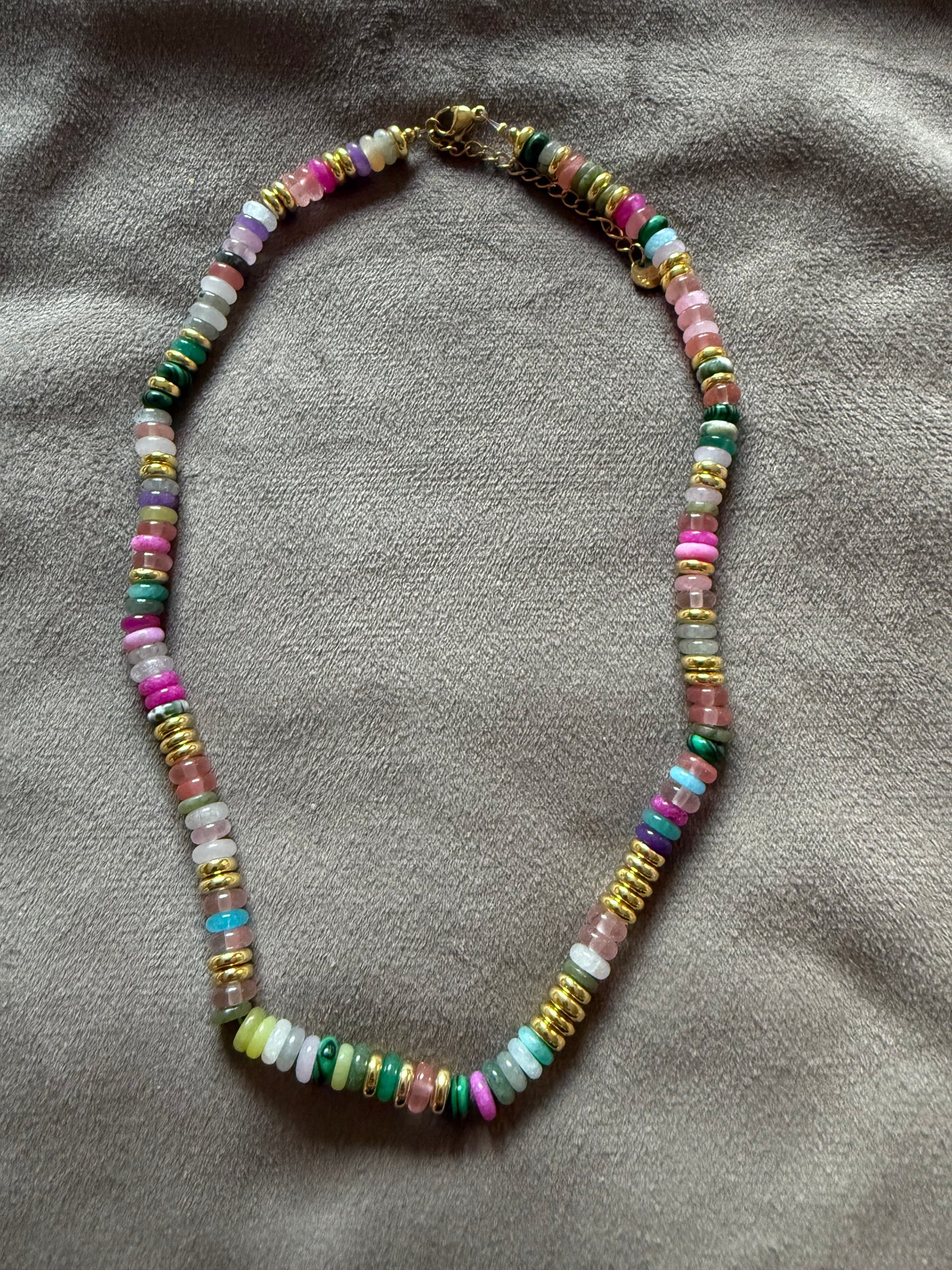 Kralen ketting multicolor met goudkleurige details – 40-45 cm – By Jule Sieraden