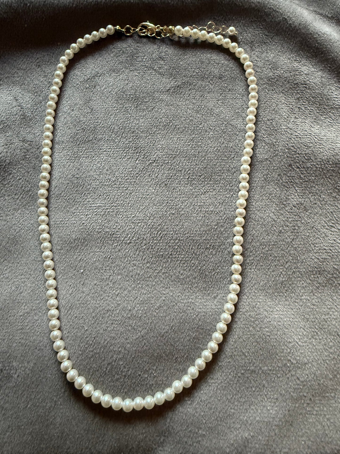 Parelketting 4 mm fijn wit – 40-45 cm verstelbaar – By Jule Sieraden