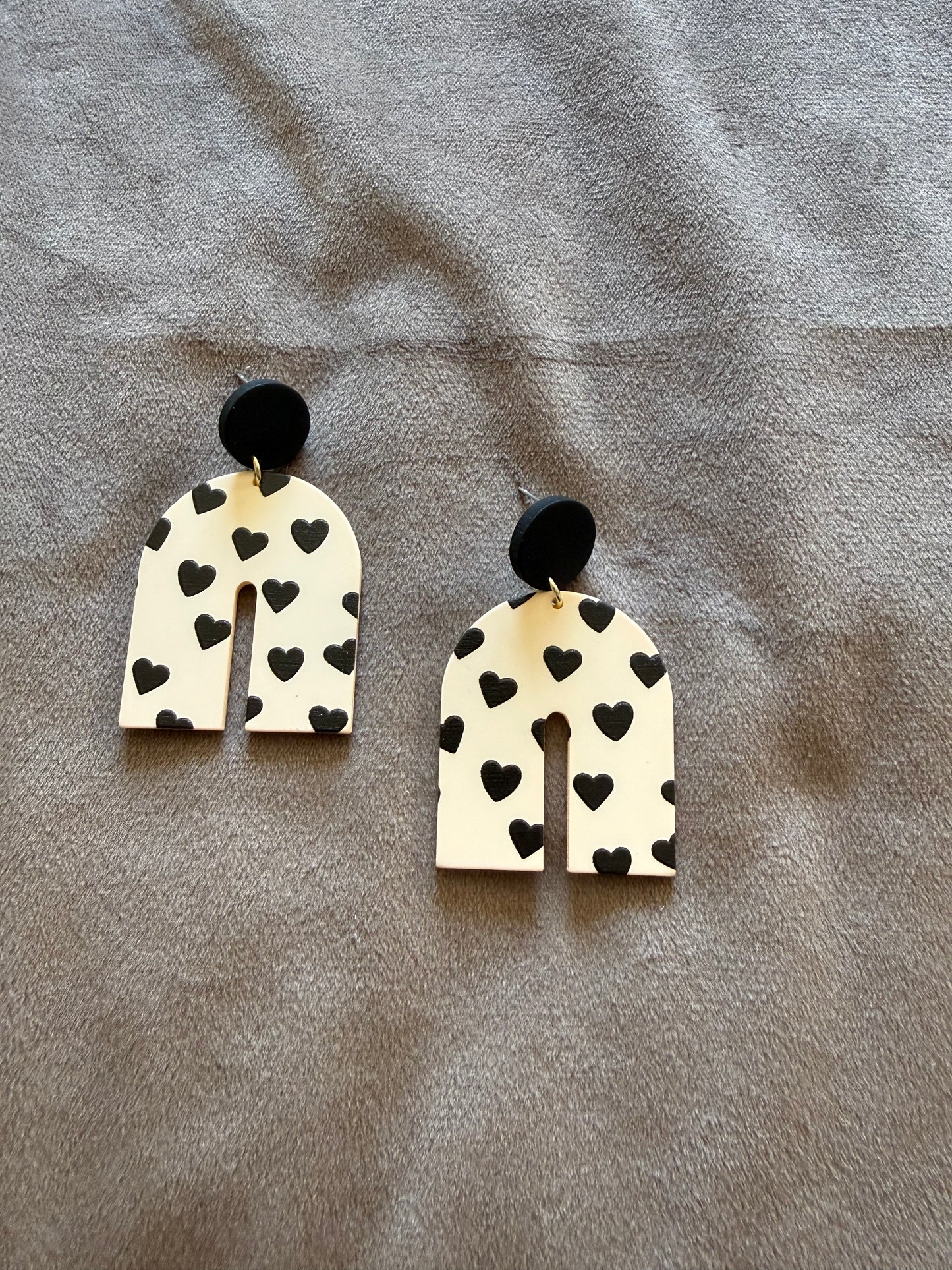 Zwart Crème Hartjes Oorbellen Statement 5,5x3,5 cm – Trendy Design | By Jule Sieraden